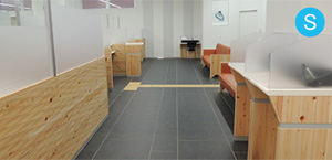 「京銀ふれあいの森」等の地域産材を使用した、銀行店舗内装木質化工事