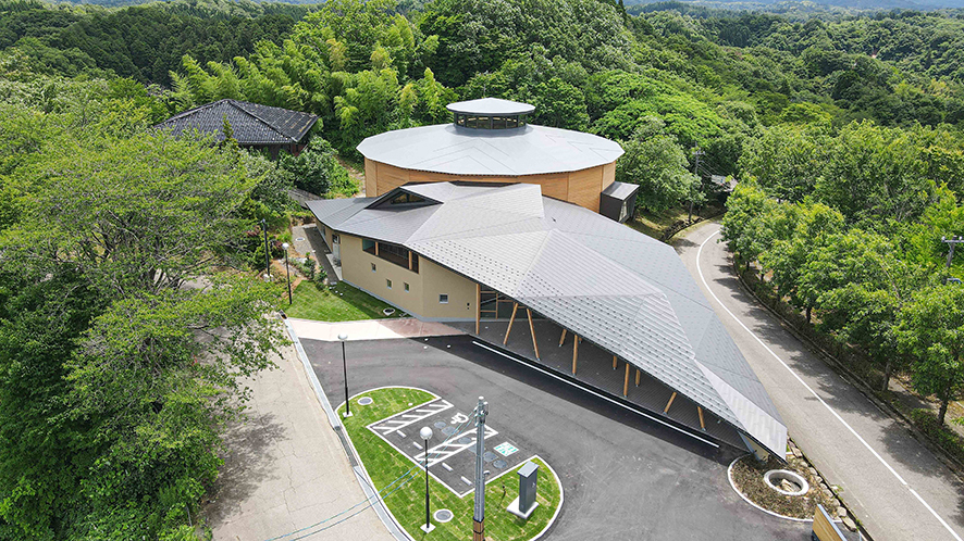 完売　希少部位/天然欅【森を感じられる超絶ワイルドな切り株台】インテリア台などに Amazon｜銘木屋 天然 欅 輪切り 一枚板 ケヤキ 希少木材 天然木