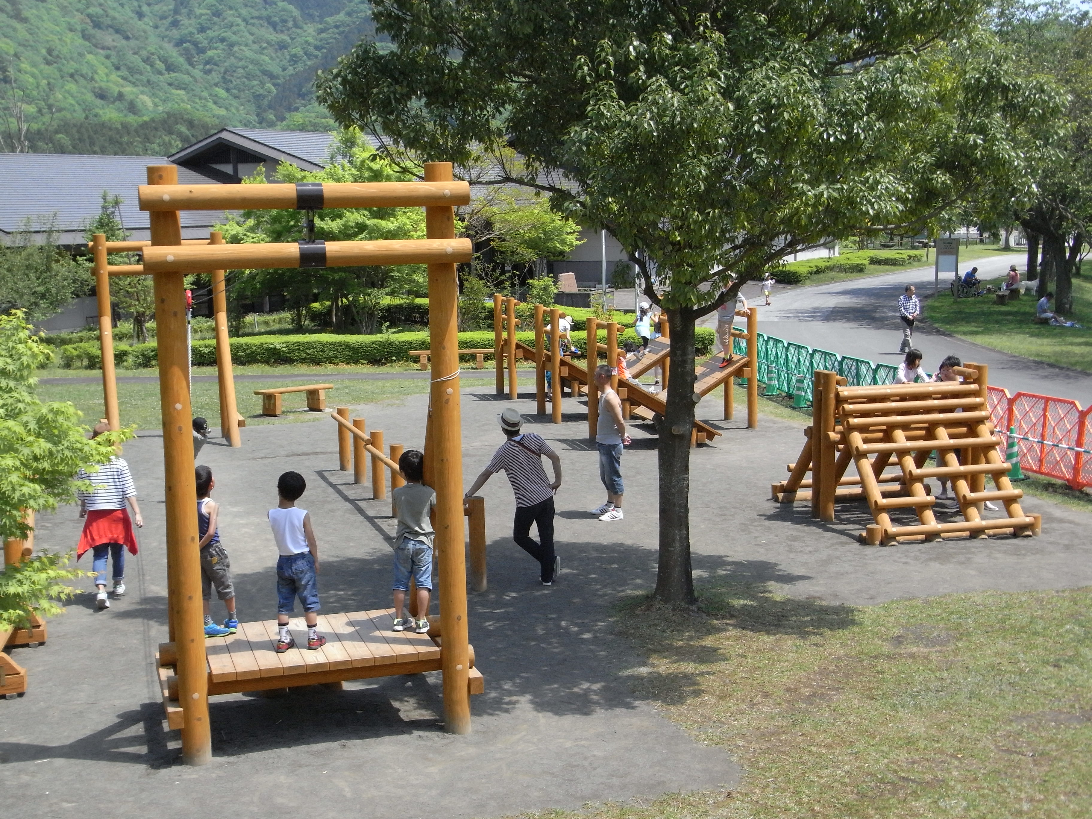 日本未入荷 ゆらゆら丸太渡り アスレチック 遊具 公園 自然工房 奈良県上北山村 国産木材